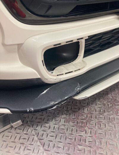 【BMW MINI】右フロントバンパー損傷　バンパー交換事例ビフォー