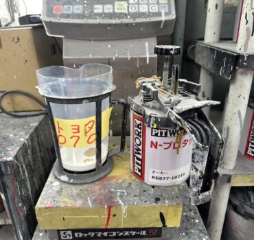 調色作業。メーカーの配合データを目安に調色を行います。